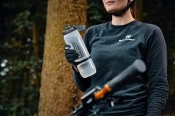 Fidlock TWIST Bottle 800 + Bike Base Set - Transparant Zwart 13 Fidlock TWIST Bottle 800 + Bike Base Set - Transparant Zwart -Fietsuitrusting Winkel 09653 TBL fidlock TWIST bottle800 outdoor 01