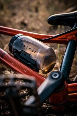 Flessendraaiset - Drinkfles Met Houder -Fietsuitrusting Winkel 1c6f8363 ea4d 46e1 a3d0 79955413c553 w1920