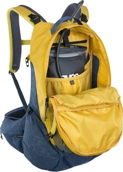 Evoc Trail Pro 26 L - Rugzak - Kerrie/Denim 14 Evoc Trail Pro 26 L - Rugzak - Kerrie/Denim -Fietsuitrusting Winkel 4250450726449 TRAIL PRO 26L CURRY DENIM S M D5