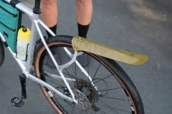 Ass-savers WGS-1 Win Wing Gravel - Gouden Groef 7 Ass-savers WGS-1 Win Wing Gravel - Gouden Groef -Fietsuitrusting Winkel Ass Savers Win Wing Gravel Golden Groove on bike 900x