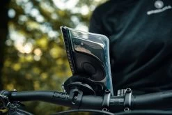 Fidlock VACUUM Uni Telefoonhoesje - M Zwart 23 Fidlock VACUUM Uni Telefoonhoesje - M Zwart -Fietsuitrusting Winkel VC 01100 BLK fidlock VACUUM uniphonecas M outdoor 02