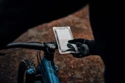 Fidlock VACUUM Uni Telefoonhoesje - M Zwart 26 Fidlock VACUUM Uni Telefoonhoesje - M Zwart -Fietsuitrusting Winkel VC 01100 BLK fidlock VACUUM uniphonecas M outdoor 05