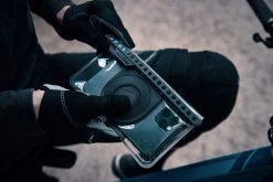 Fidlock VACUUM Uni Telefoonhoesje - M Zwart 27 Fidlock VACUUM Uni Telefoonhoesje - M Zwart -Fietsuitrusting Winkel VC 01100 BLK fidlock VACUUM uniphonecas M outdoor 06