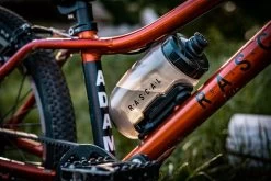 Flessendraaiset - Drinkfles Met Houder -Fietsuitrusting Winkel a9a8c8a6 44a1 4311 8468 8bfc3052faf6 w1920