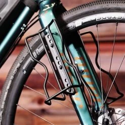 Blackburn Outpost Cargo Cage - Zwart -Fietsuitrusting Winkel bbn outpost cargo bike cage black lifestyle 1