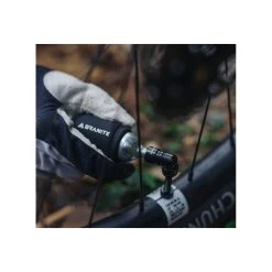 Punk CO2 Blaasapparaat - CO2 Pomp 9 Punk CO2 Blaasapparaat - CO2 Pomp -Fietsuitrusting Winkel punk co2 inflator example1